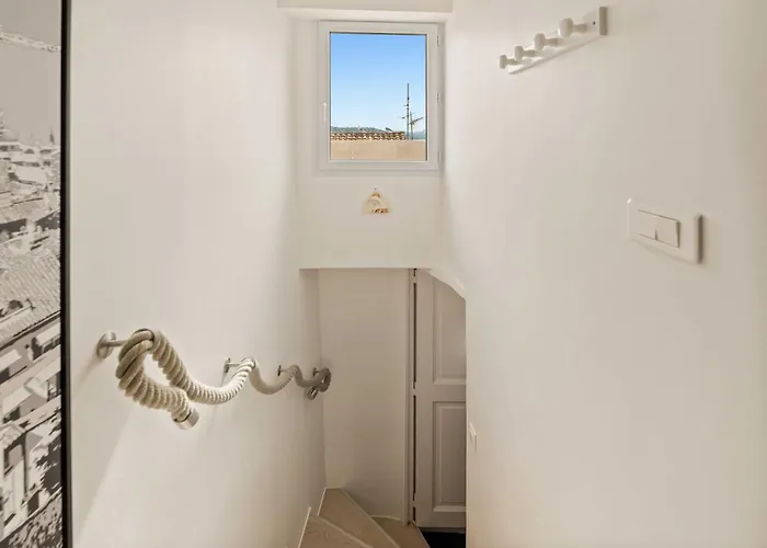 Magnificent - Ac- 2br- *